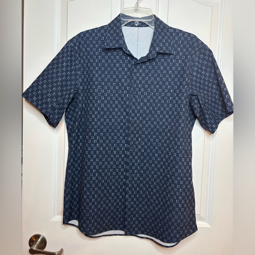 EUC LULULUMON Men's Navy Patterned Short Sleeve Stretch Shirt size M